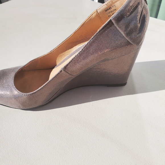 Beautiful Shimmery Pumps, Like New - Picture 2 of 12